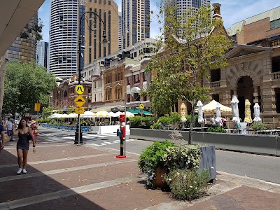 砂岩の歴史的建物と石畳が残るロックスの路地