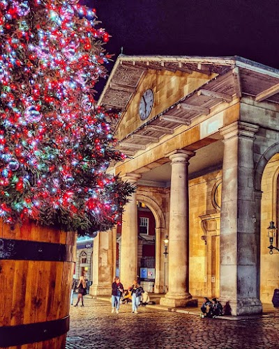 コヴェントガーデンのマーケットホールとパフォーマー