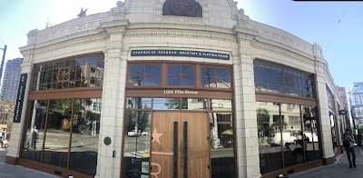 スターバックスリザーブロースタリーの店内と巨大焙煎機