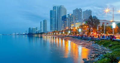 ガーニードライブの海沿いの遊歩道