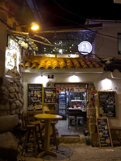 サン・ブラス地区の石畳の坂道とカラフルな建物