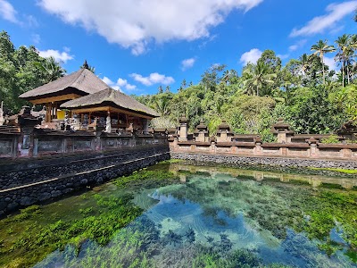 聖水が流れ出る石の噴出口で沐浴する人々のティルタエンプル