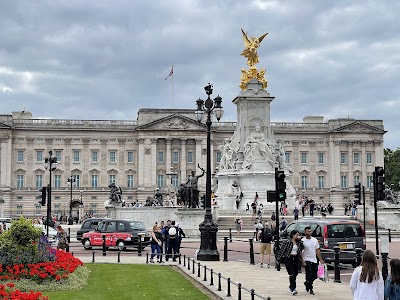 バッキンガム宮殿と衛兵交代式の行進