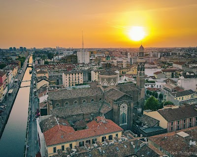 ナヴィリオ運河沿いのバーと夕暮れの風景