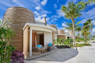 白い砂浜のビーチチェアとターコイズブルーの海