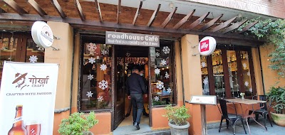 夕暮れ時のタメル地区のネオンサインとレストラン