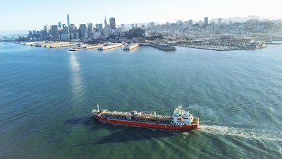 フィッシャーマンズワーフのカニの看板と観光客