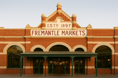 フリーマントル市場の活気ある店舗と買い物客