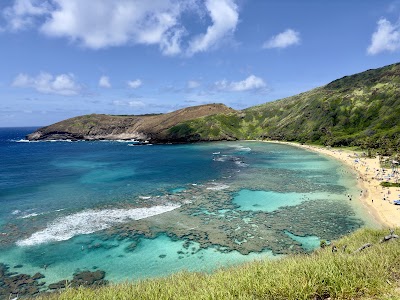 上空から見たハナウマ湾の馬蹄形のビーチとサンゴ礁の海