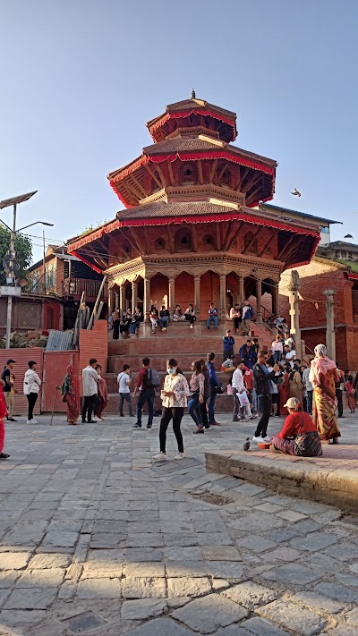タメル地区の色とりどりの看板が並ぶ通り