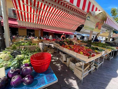 サレヤ広場の色鮮やかな花市場