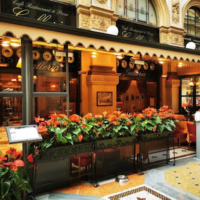 ガッレリアのガラス天蓋とモザイクの床