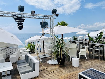 ニースの紺碧の海と小石のビーチ