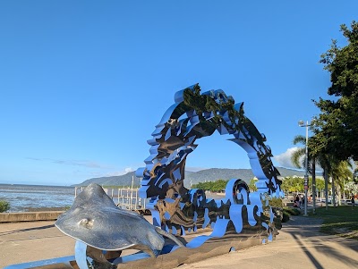 夕暮れ時のケアンズ・エスプラネードの散歩道