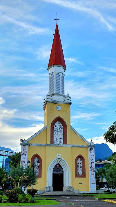 黄色い外壁のパペーテ大聖堂