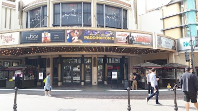 ザ・グローブのショッピングモールと噴水広場