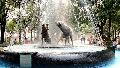 コヨアカン地区のカラフルな街並みと広場