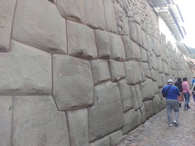 インカの石壁に組み込まれた12角の石