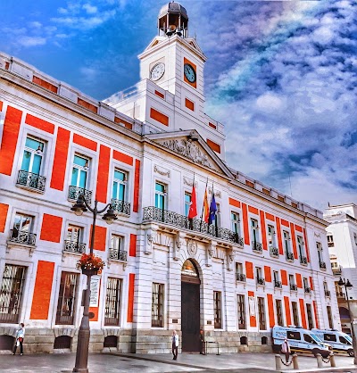 プエルタ・デル・ソルの時計台と広場