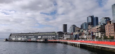 パイクプレイスマーケットの入口とPublic Market Centerの看板