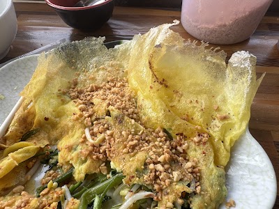 メコン川を進むボートと山々に沈む夕日