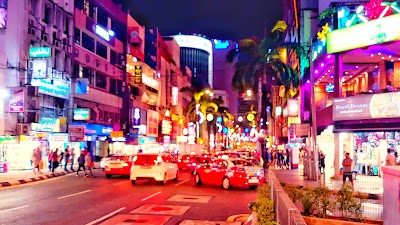 ブキッ・ビンタン通りのネオンサインとショッピングモール