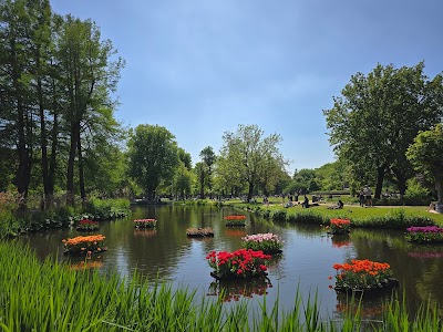 フォンデル公園の芝生とカフェテラス