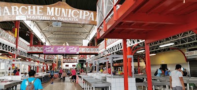 パペーテ市場に並ぶ色鮮やかなトロピカルフルーツ