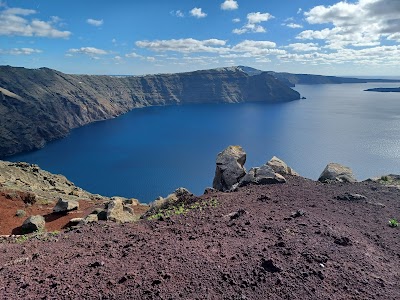 カルデラの縁を歩くハイキングコース
